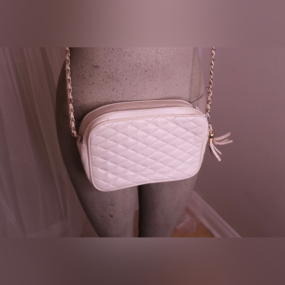 1980s Allan Edward | Quilted White Leather Double Pocket Purse with Metal Chain - Picture 12 of 15